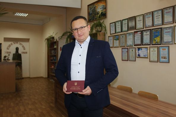 Вітаємо завідувача кафедри із врученням атестата професора🥳